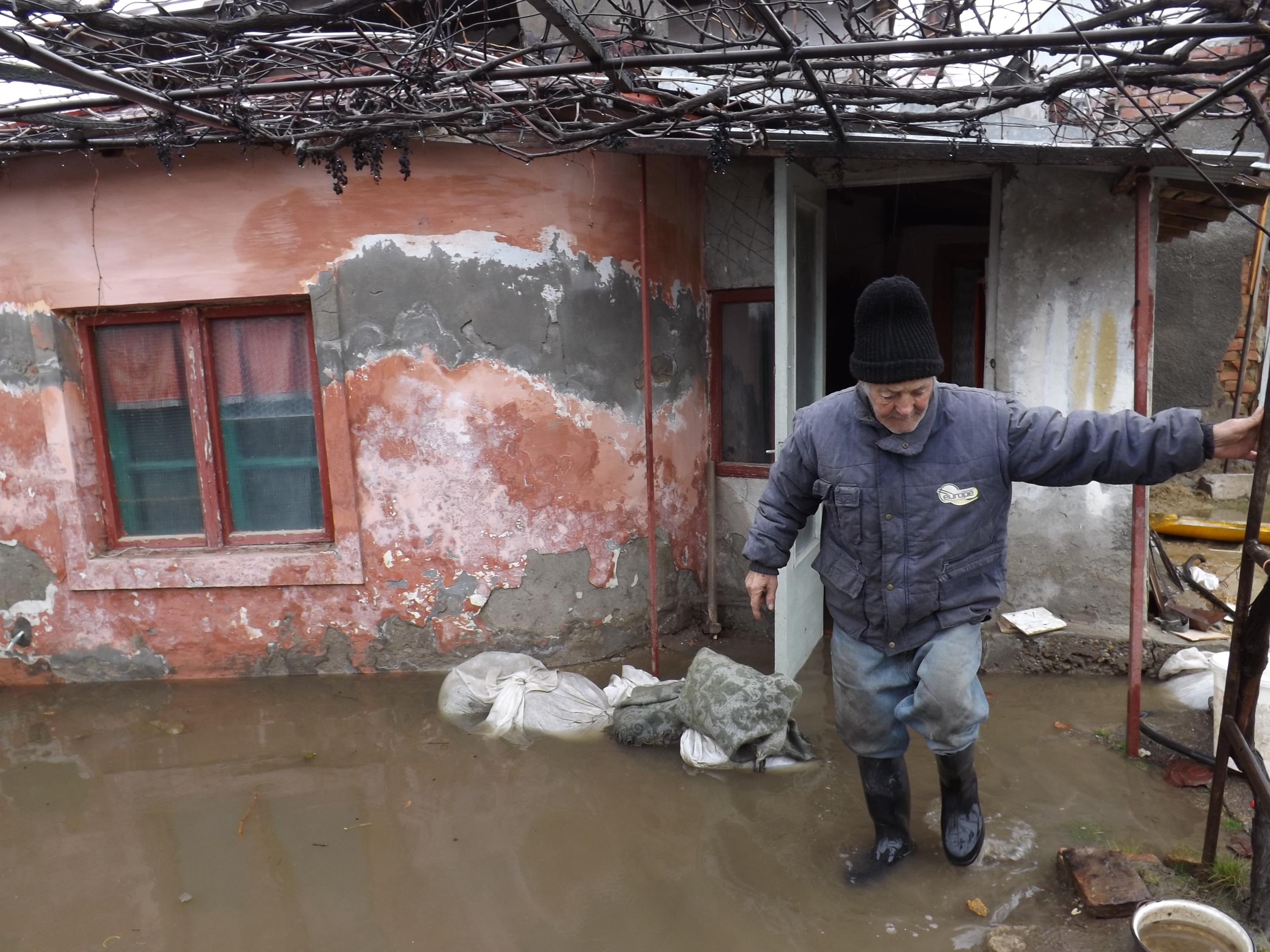 INUNDAŢII în mai multe zone din Galaţi. Apa a intrat în curţile şi casele oamenilor (FOTO)