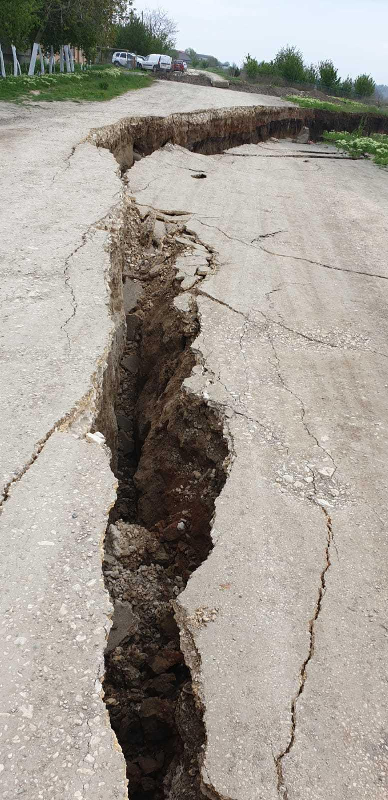 Malul Canalului Dunăre - Marea Neagră se PRĂBUȘEȘTE. Opt case din comuna Cumpăna vor fi EVACUATE