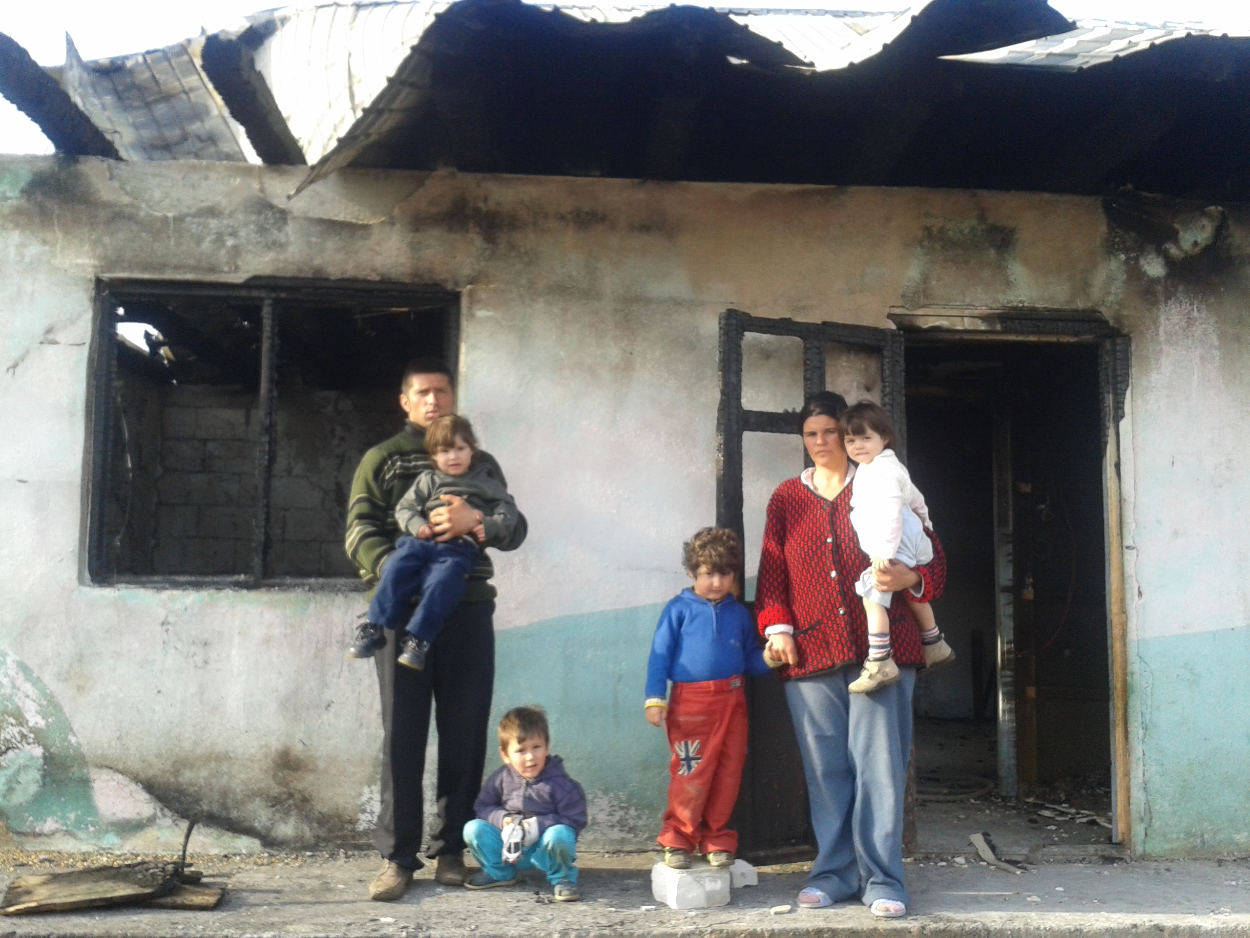 Campania "Din inimă!"/ Căsuţa din „Satul Albastru” le-a ars din temelii. Patru copii au rămas pe drumuri