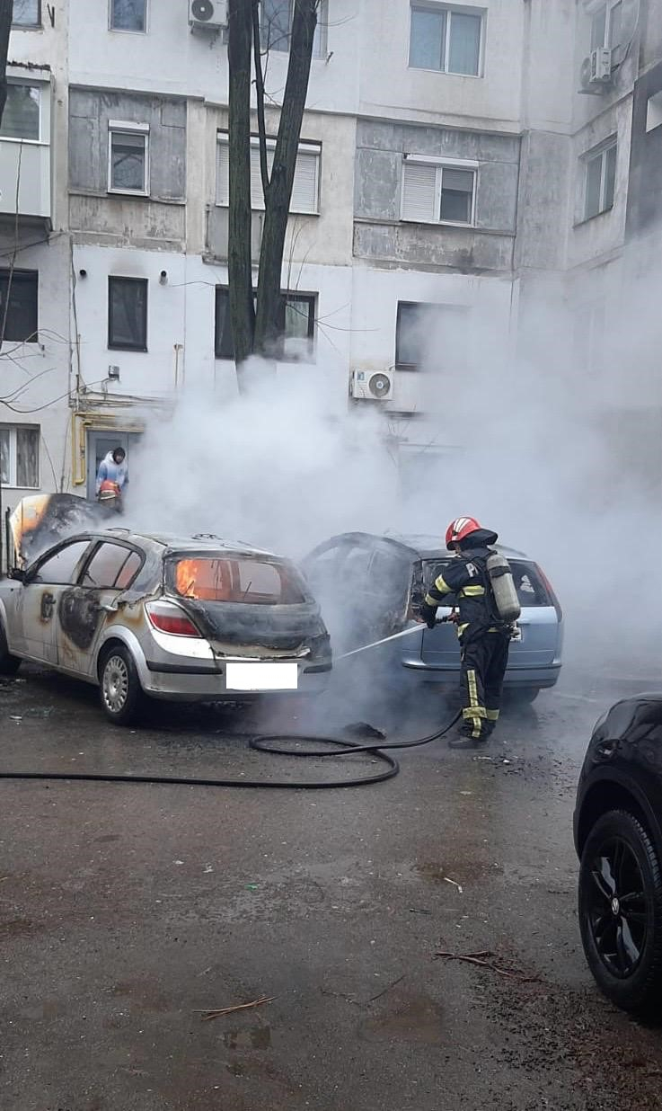 Două mașini au luat foc în parcarea unui bloc