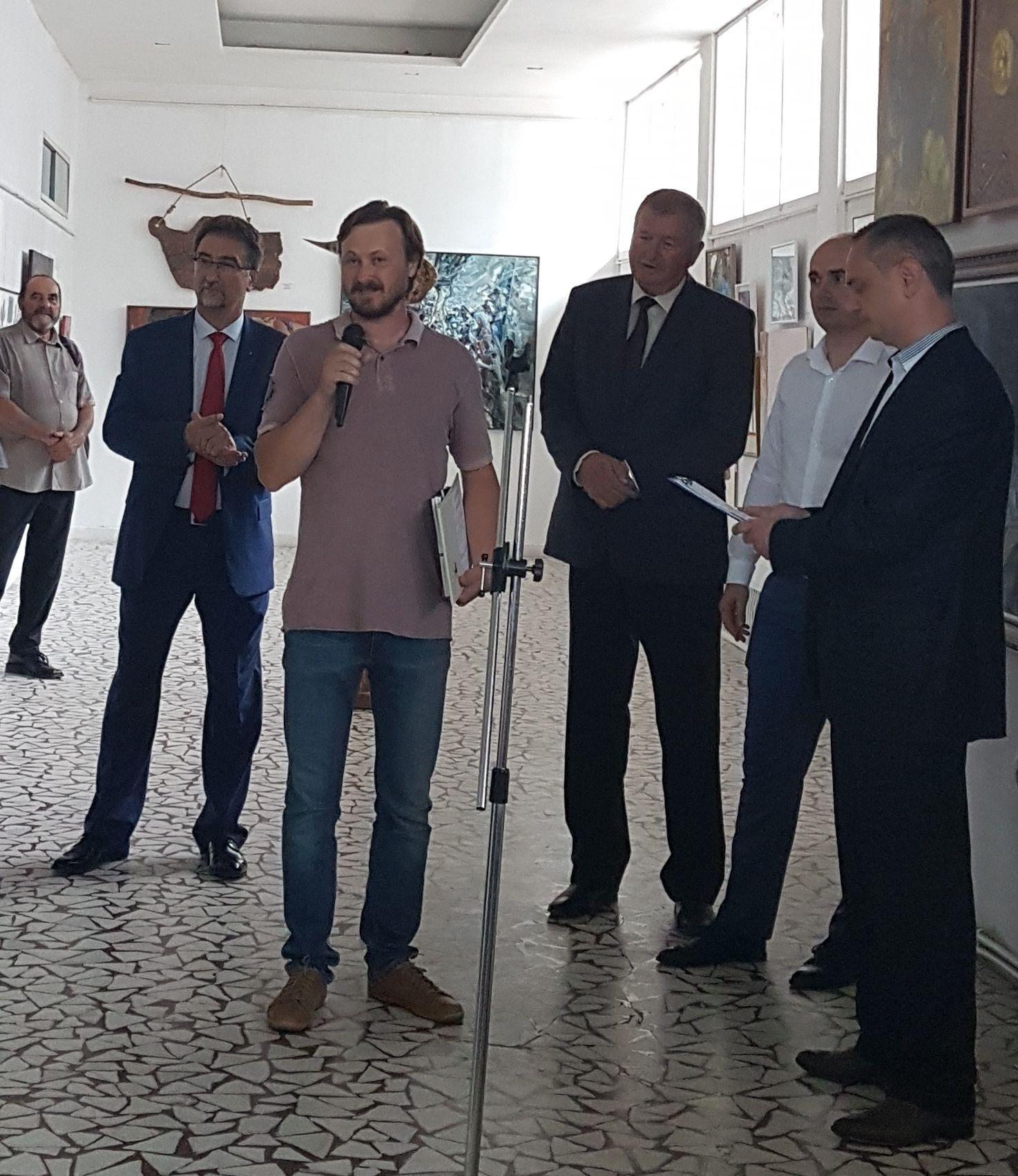 10 plasticieni, admişi la dubla expoziţie din Bacău şi Chişinău