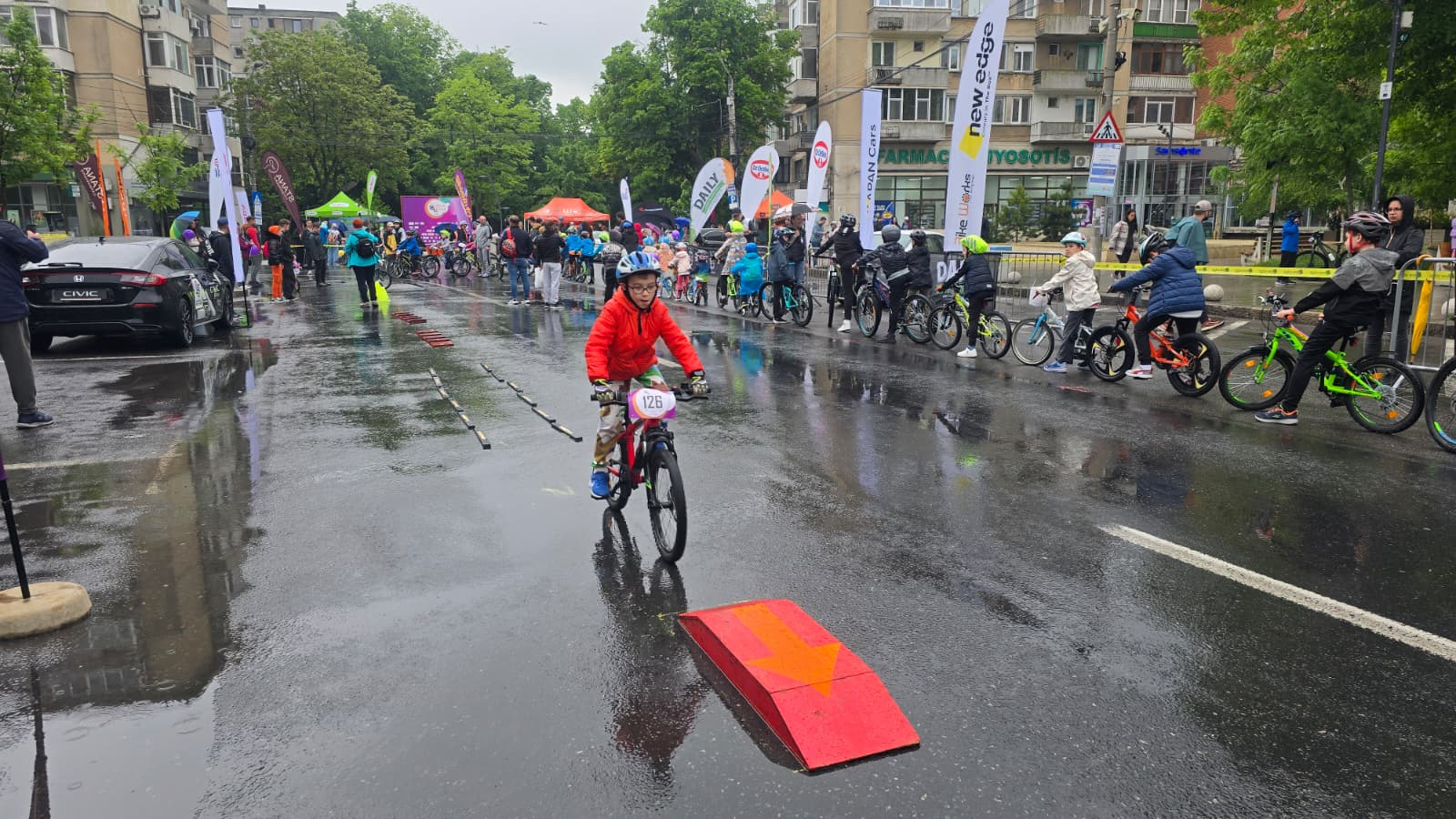 „Juniorii pedalează” - un succes chiar şi pe ploaie