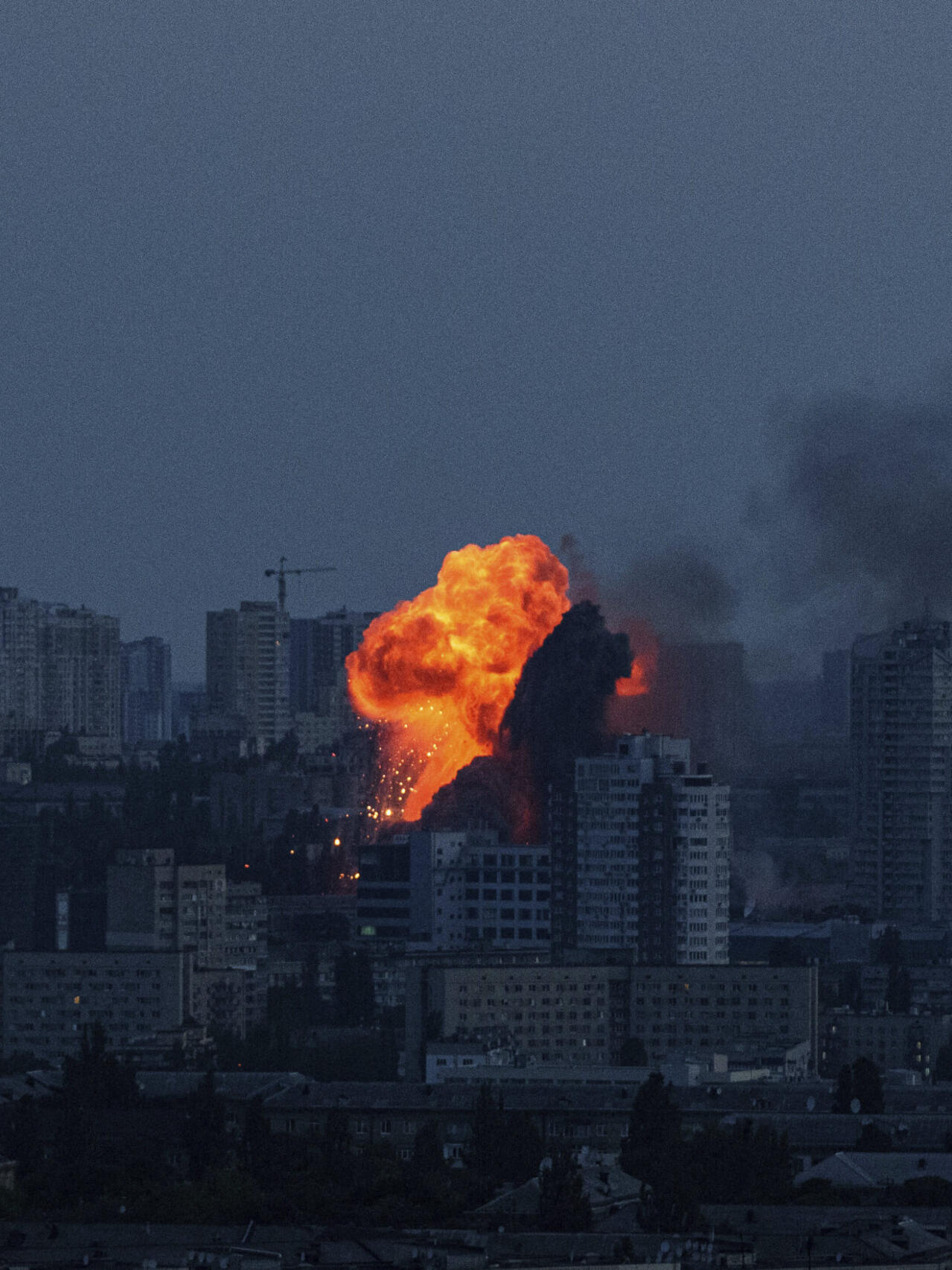 Roiuri de drone și rachete, lansate în valuri peste Ucraina. Alertă în Europa după cel mai violent asalt al Rusiei