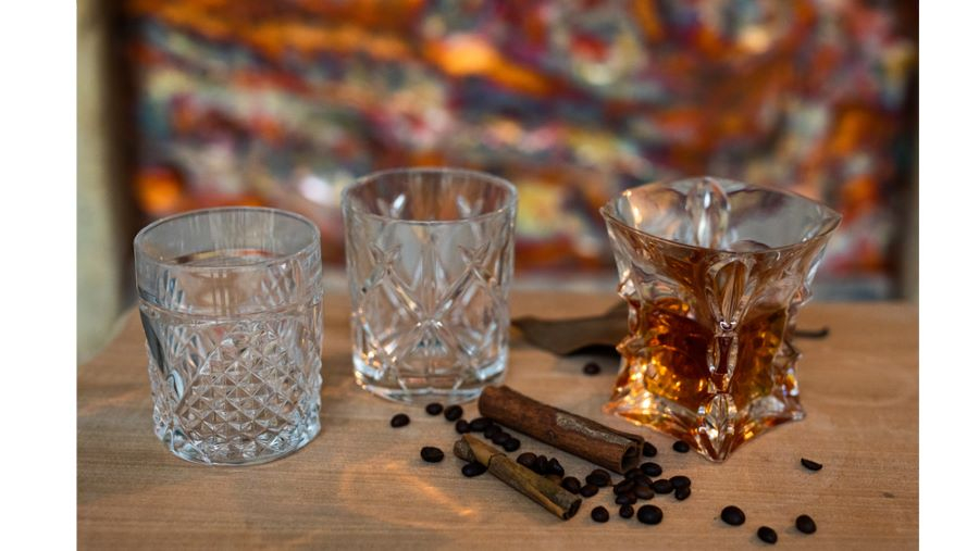 Cum alegi un pahar de whisky din cristal Bohemia: Ghidul pasionaților de băuturi fine