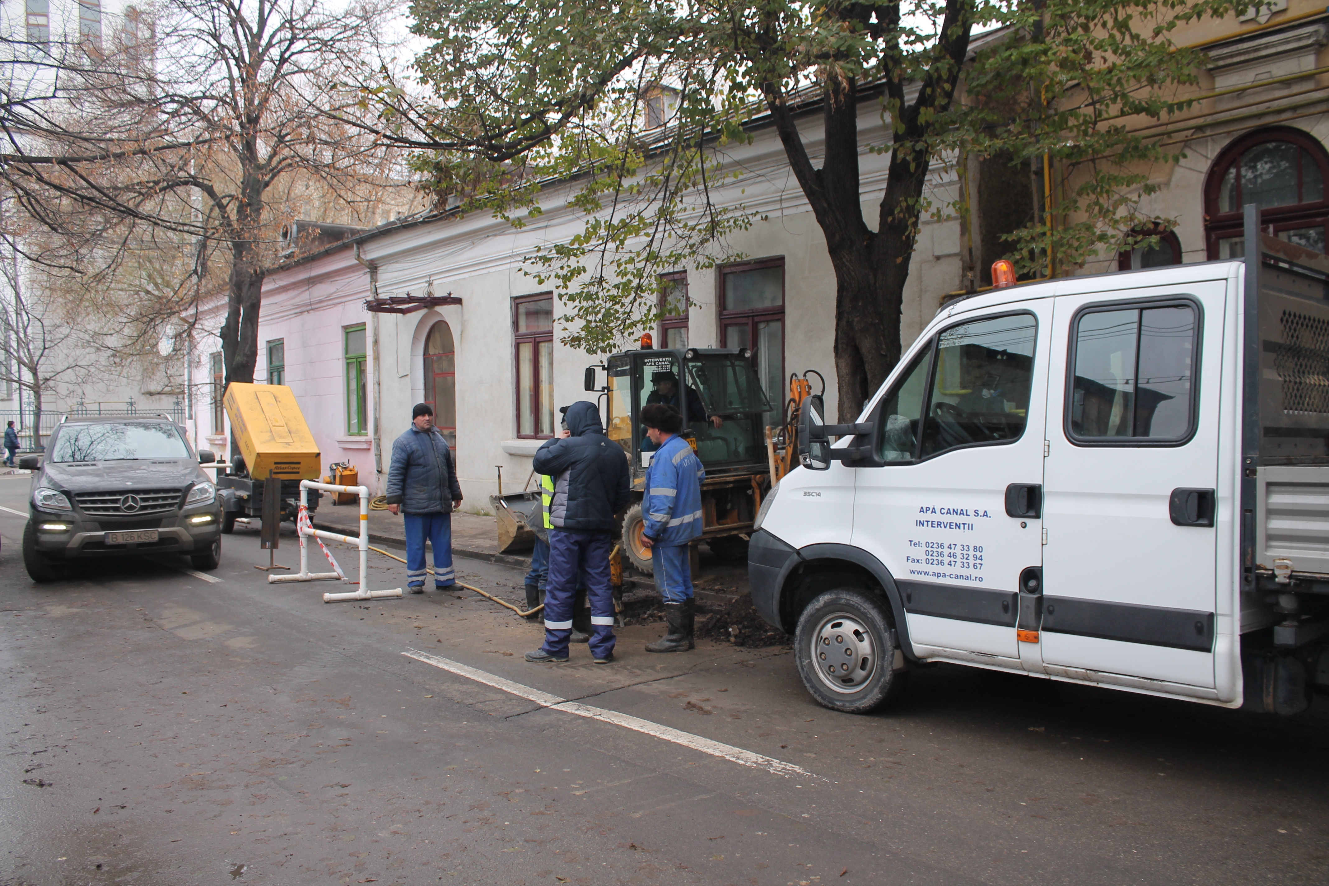 Circulaţie ÎNGREUNATĂ pe Universităţii, din cauza unei AVARII Apă Canal