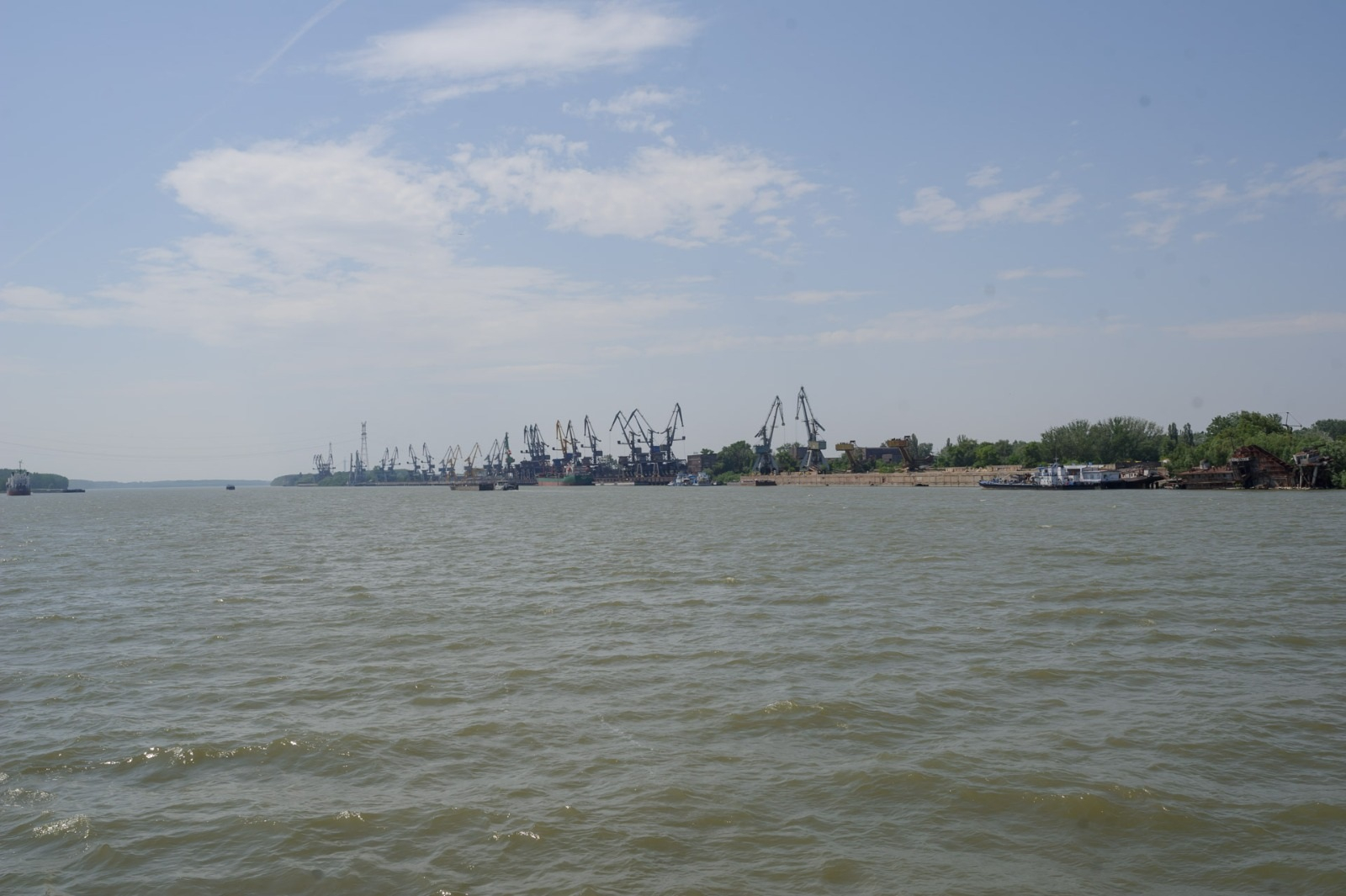 Apa de la Priza Dunării, testată de trei ori pe zi, după scufundarea a două barje cu îngrășăminte chimice