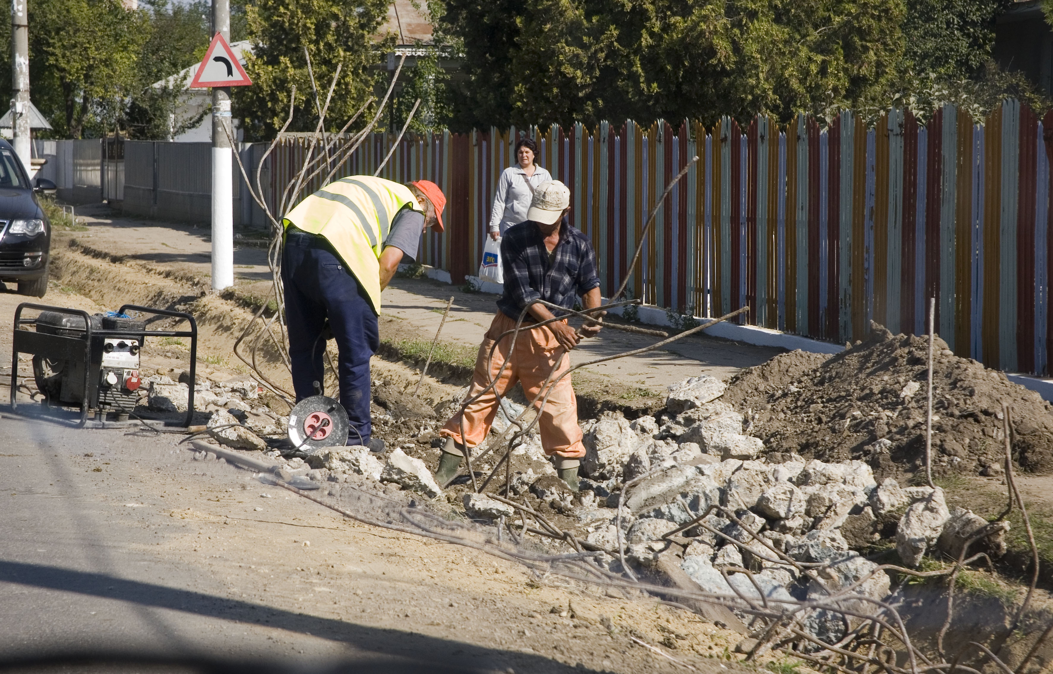 PERICOLE MORTALE pe drumurile judeţene/ Marcajele rutiere şi semnalizările sunt la pământ