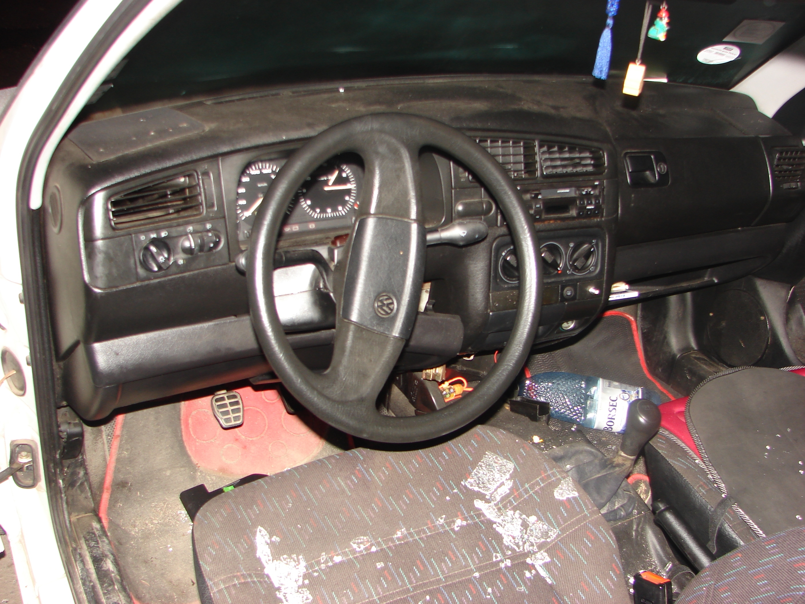 Beat mort, dar hotărât! Un gălăţean a încercat să fure o maşină chiar de sub nasul proprietarei!