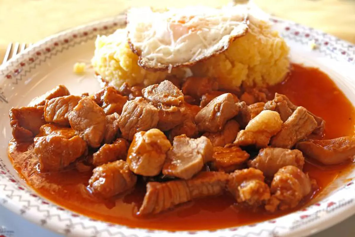 Tochitura de porc moldovenească, savuroasă în orice anotimp