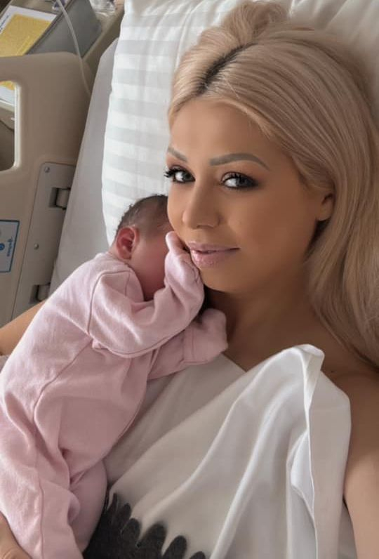 Artista Andreea Ignat, mămică de fetiţă