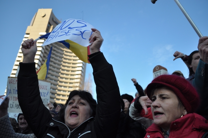 Două-trei sute de persoane s-au adunat în Piaţa Universităţii din Capitală 