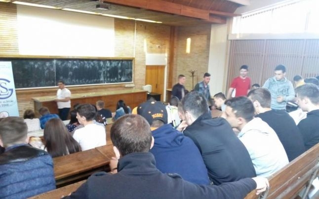 PROTEST INEDIT/ Studenţii gălăţeni s-au BARICADAT în amfiteatrul Facultăţii de Inginerie