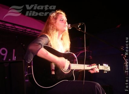 Dacă e vineri, e Maria cu chitara