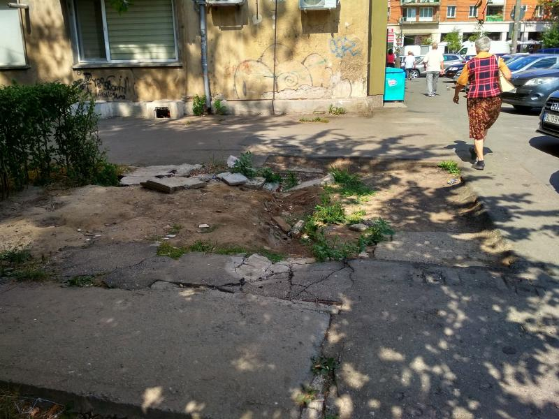 Dacă tot e șantier, nu se repară și trotuarul?