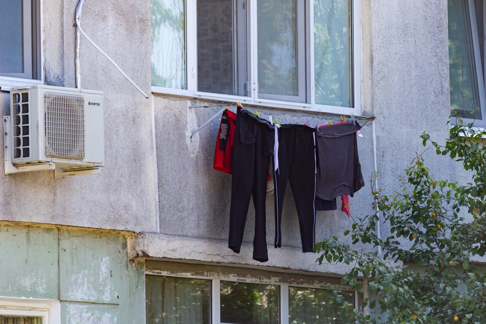 Gălăţeni reclamaţi pentru rufele întinse la uscat. Sancţiunile încep de la 500 de lei