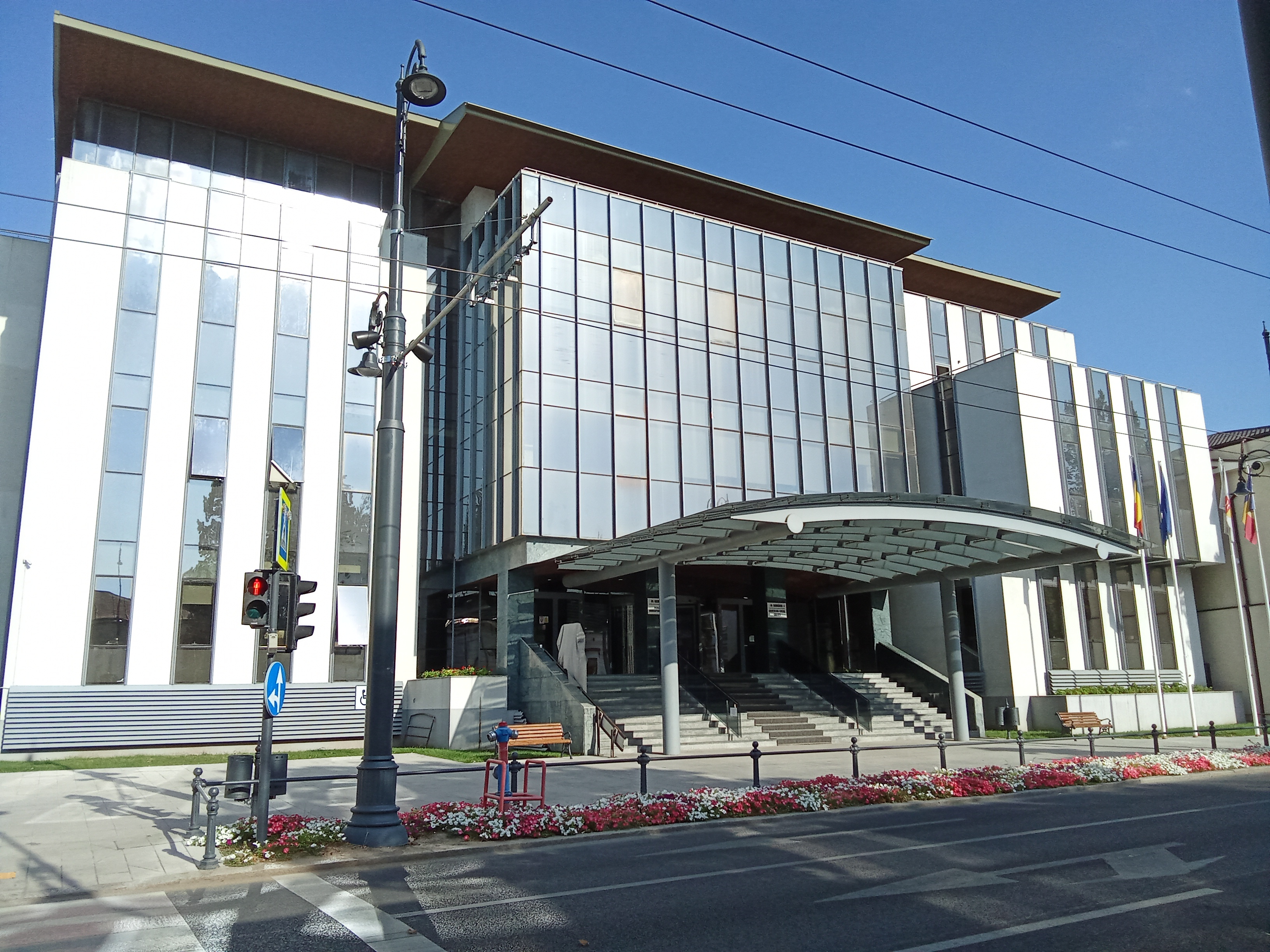 „Zeciuirea” funcţionarilor care gestionează fonduri europene. Reacţii şi comentarii