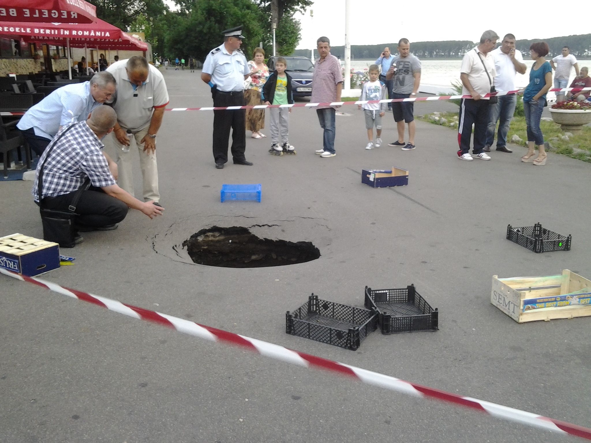 FOTO/ Galați, orașul SURPĂRILOR: Un nou CRATER adânc, pe Faleza Inferioară 