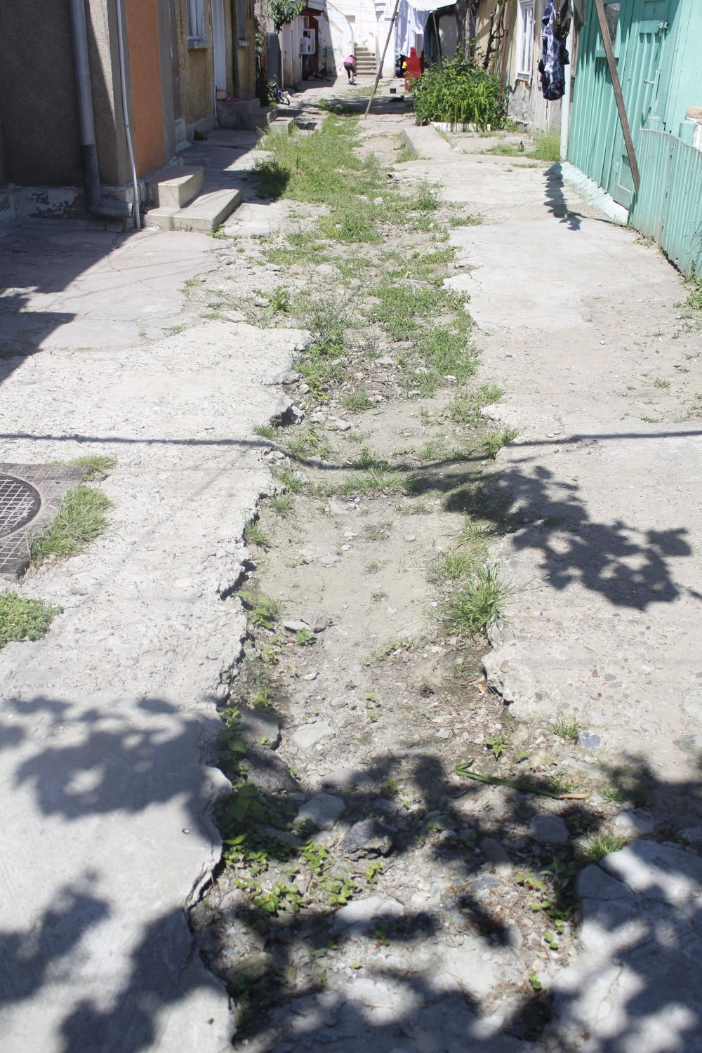 Pe aici nu se mai (poate) trece. Gălăţeni captivi în propria curte din cauza şanţurilor neastupate