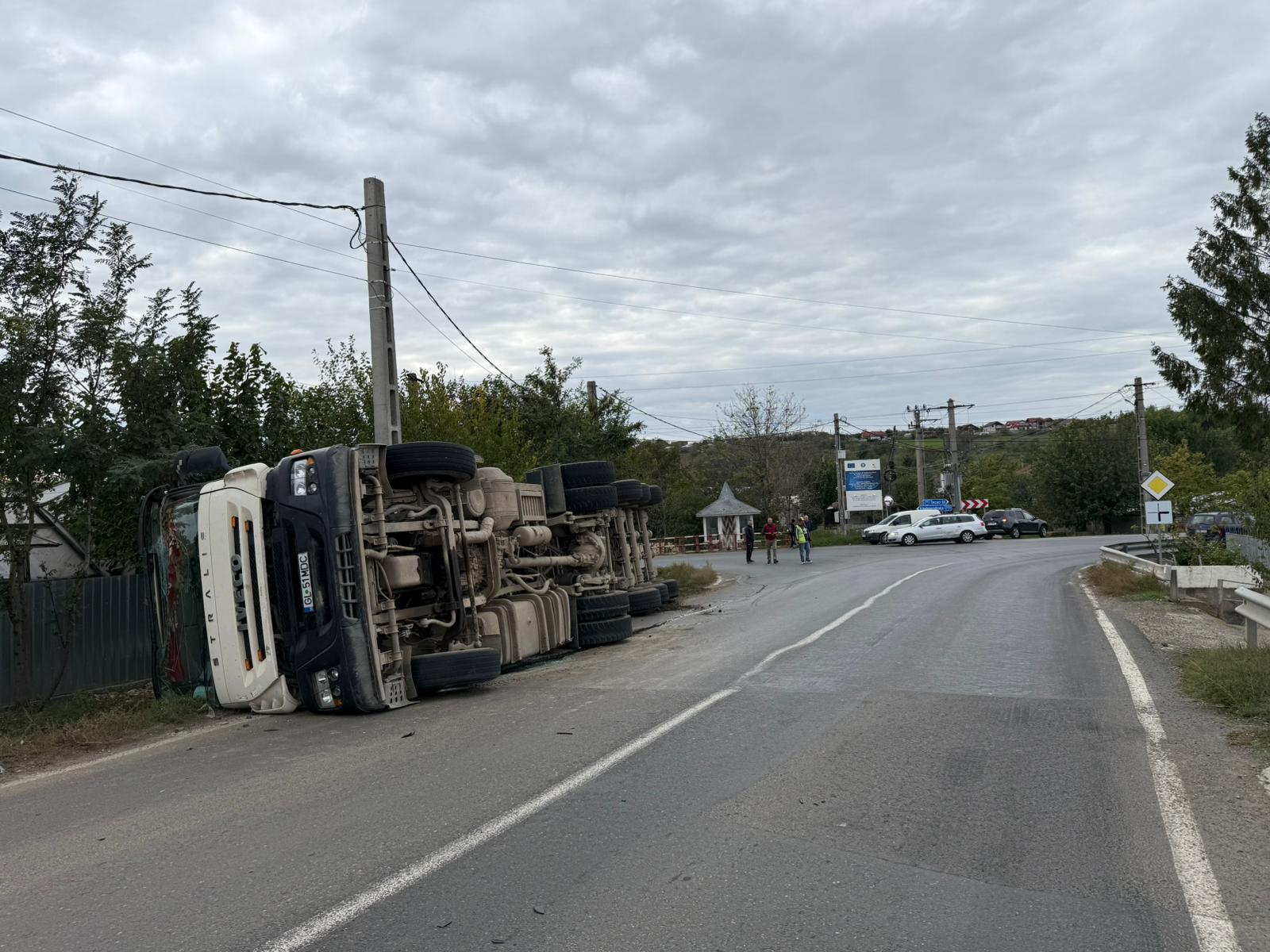 Camion cu balast, răsturnat la Slobozia Conachi