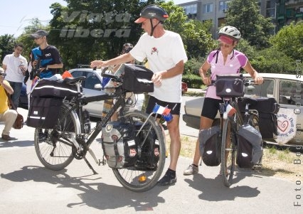 Doi pe două biciclete