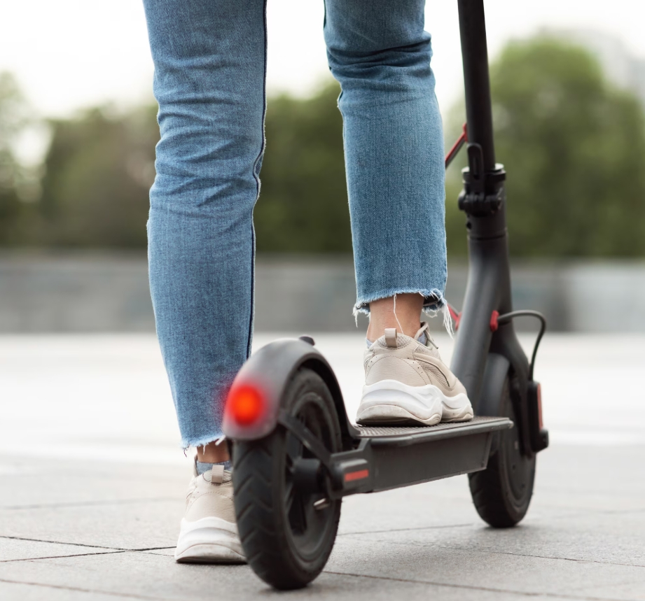 Adolescentă pe trotinetă, lovită de o mașină