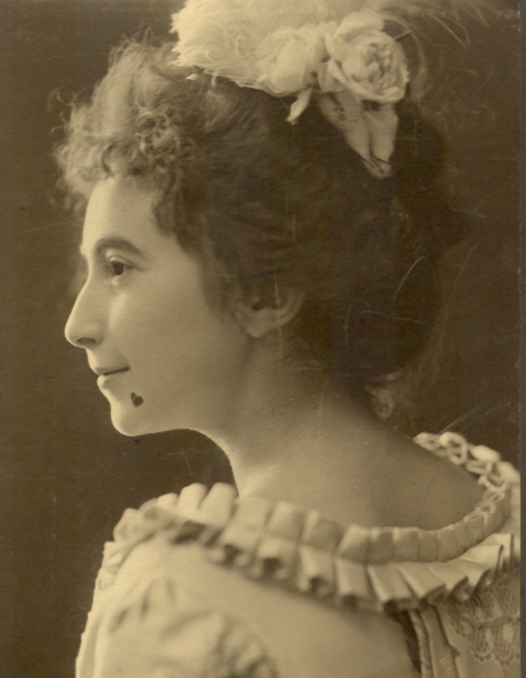 Vernisaj de pictură la Muzeul de Artă: EXPOZIŢIE Lola Roth