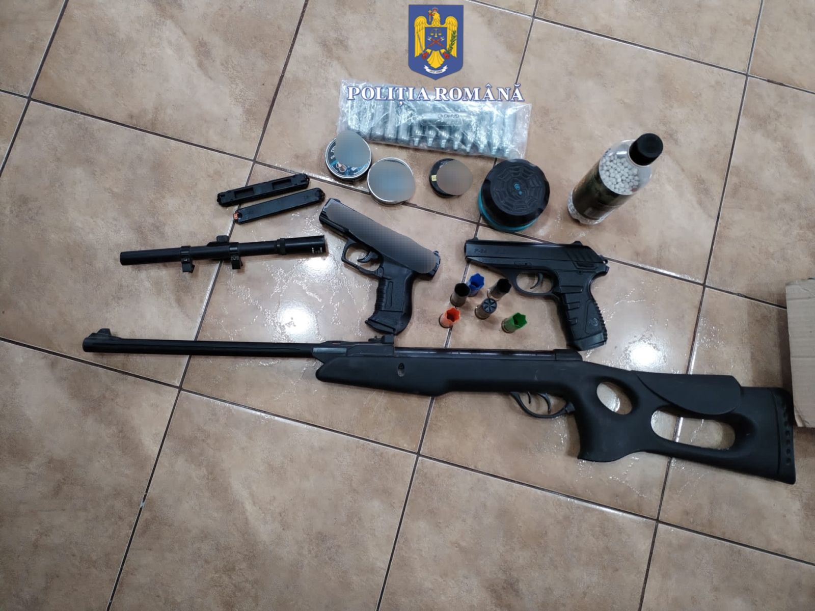 Arme și muniție deținute ilegal în două imobile