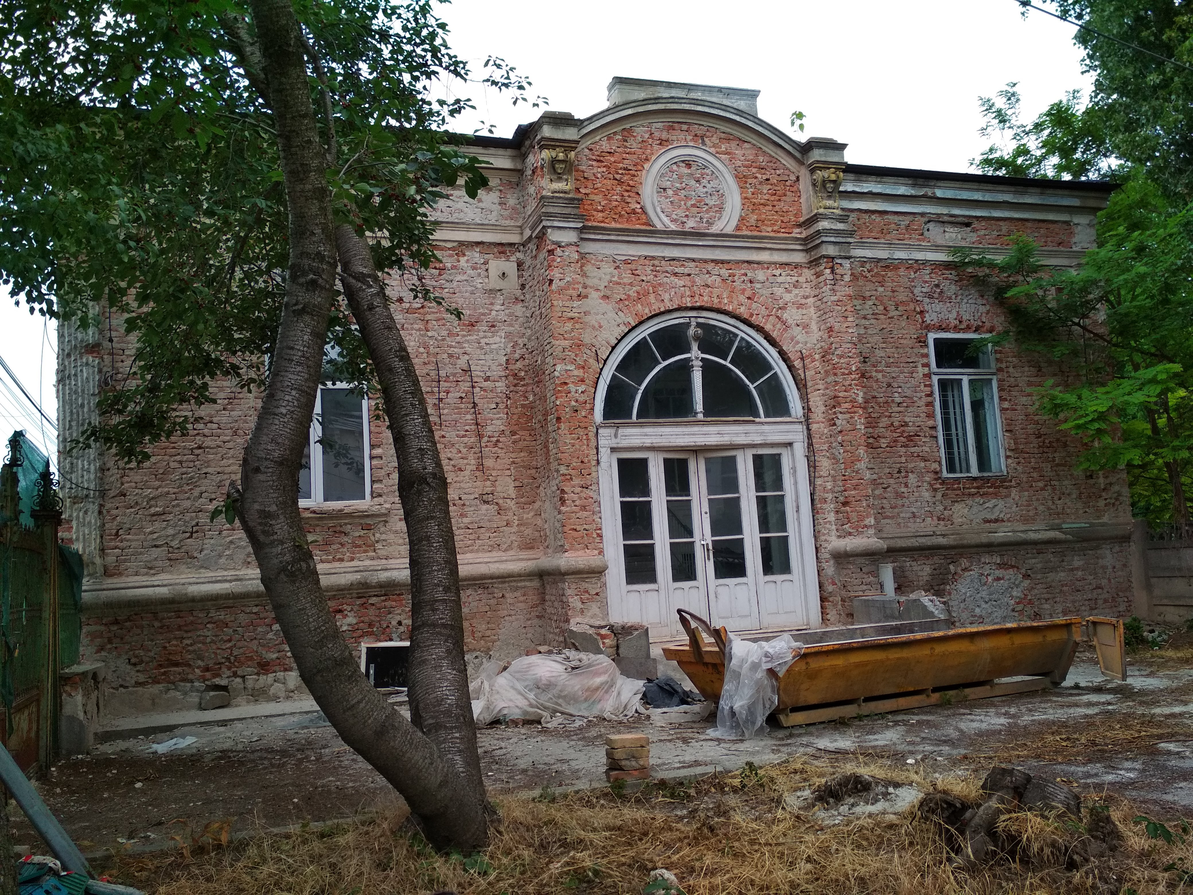 A treia clădire istorică a intrat în renovare pe strada Eroilor