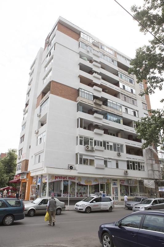 Când vecinii nu se înțeleg, suferă arhitectura! Iată cum a ajuns pestriț un bloc simbol pentru Mazepa!