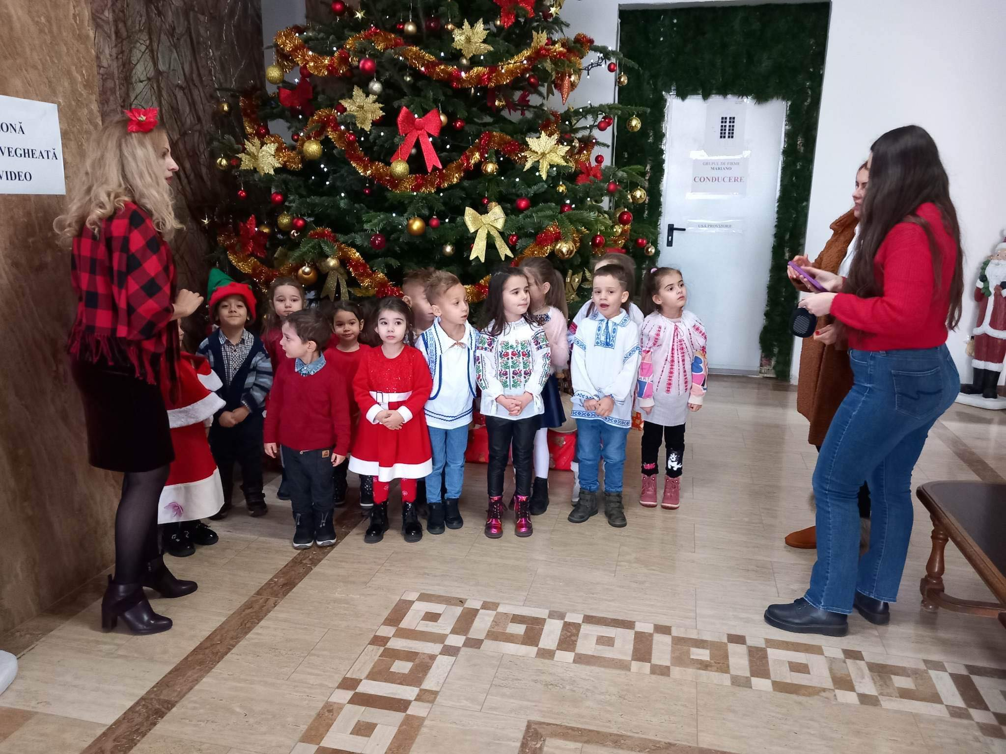 Copiii de la Grădiniţa „Croitoraşul cel Viteaz” au venit să ne colinde (VIDEO)