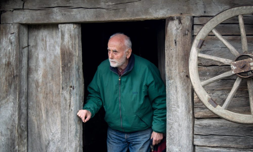 Plecat în lumea artei de la Dunărea de Jos, sculptorul Napoleon Tiron împlineşte la 90 de ani