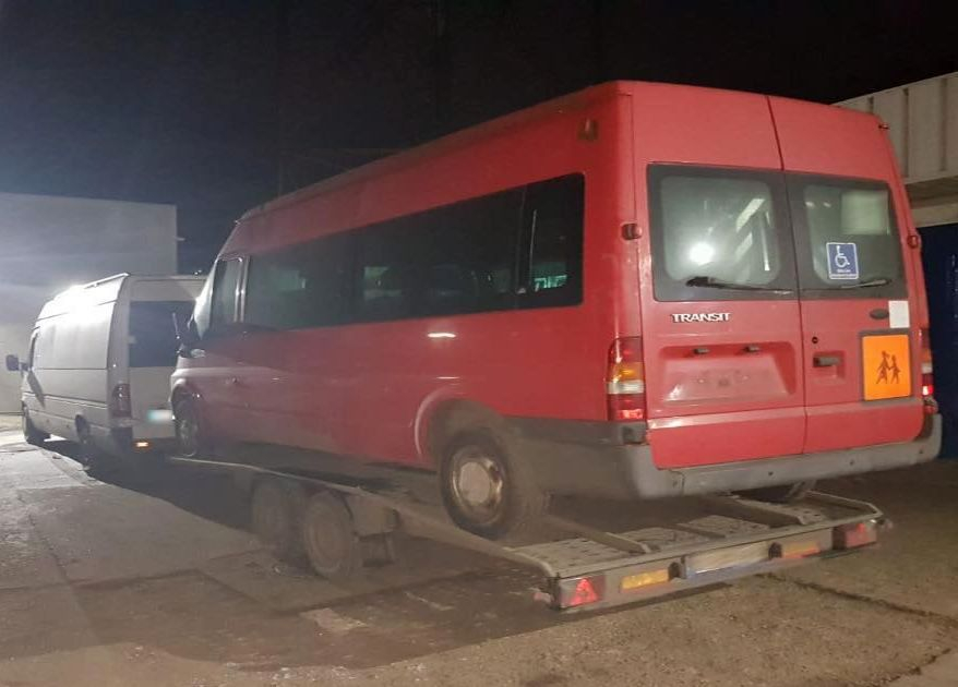 Și-a lăsat prietenul la volan și s-au ales amândoi cu dosare penale