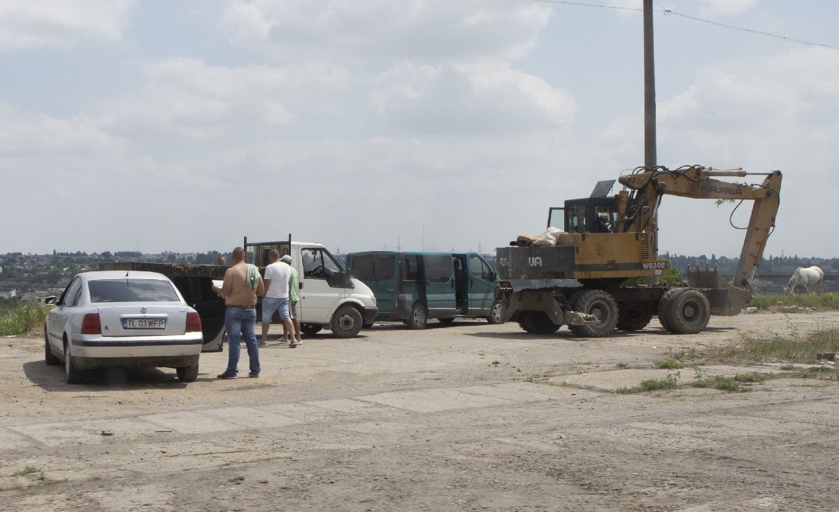 VIDEO / Mafia fierului vechi sfidează autorităţile. Săpăturile ilegale de lângă Combinat continuă