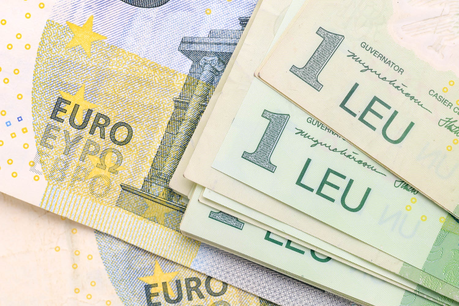 Euro a crescut cu 5 bani în patru zile