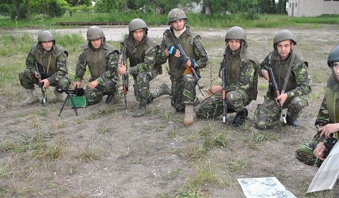 Patru luni de instrucție și 6.000 de euro, prețul unui voluntar în Armată