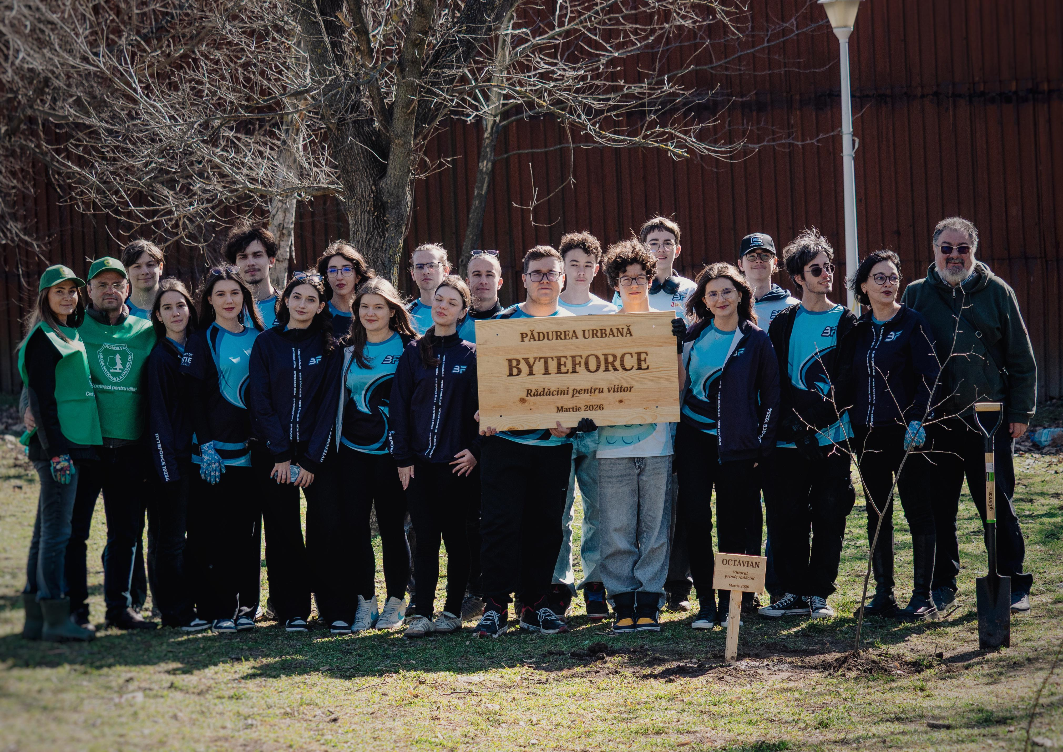 Echipa de robotică ByteForce a plantat o minipădure urbană în Galați