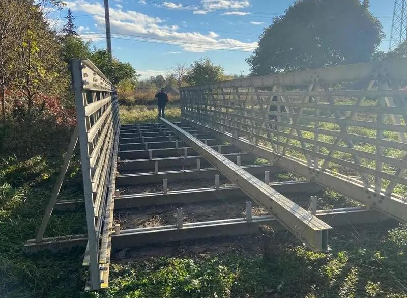 A furat un pod de 18 metri, dintr-un parc public