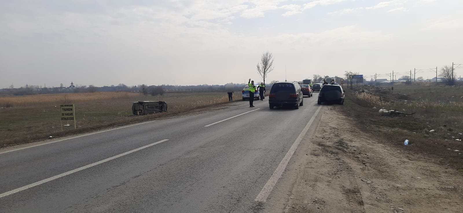 Două mașini s-au ciocnit într-o depășire