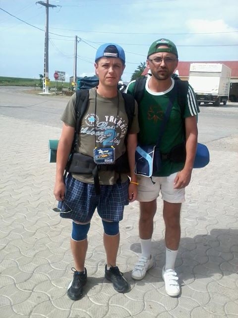 Gălăţenii plecaţi pe jos la Constanţa: „A meritat fiecare pas făcut până acum”