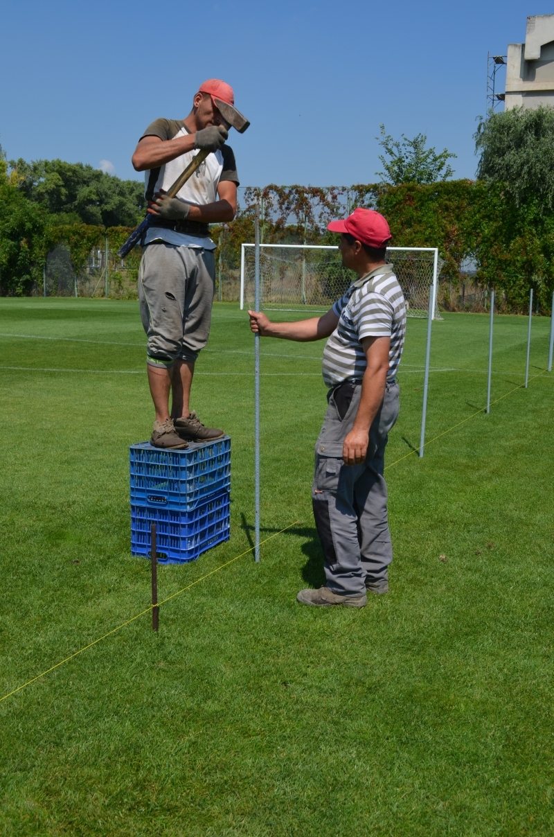 UPDATE/ EXECUTARE SILITĂ - s-a turnat BETON în mijlocul gazonului de pe stadionul "Ancora"! (FOTO)