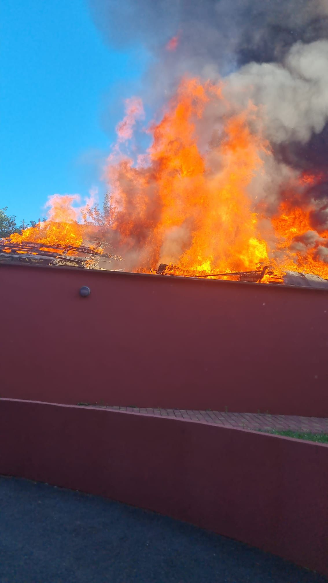Locuință distrusă de flăcări pe strada Brașov