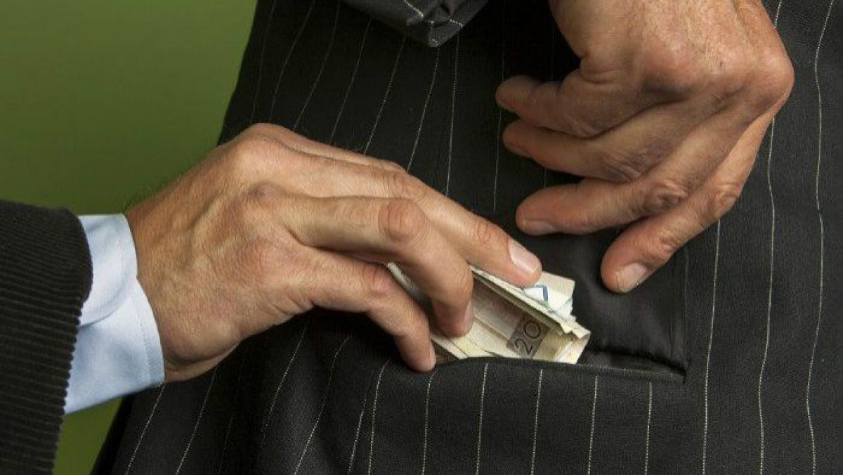 Avocat arestat la domiciliu pentru corupție