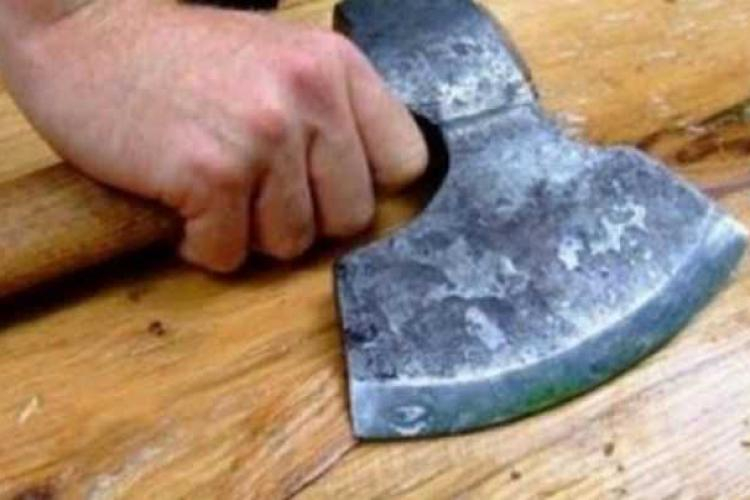 Un individ extrem de violent, liber după ce a atacat cu toporul