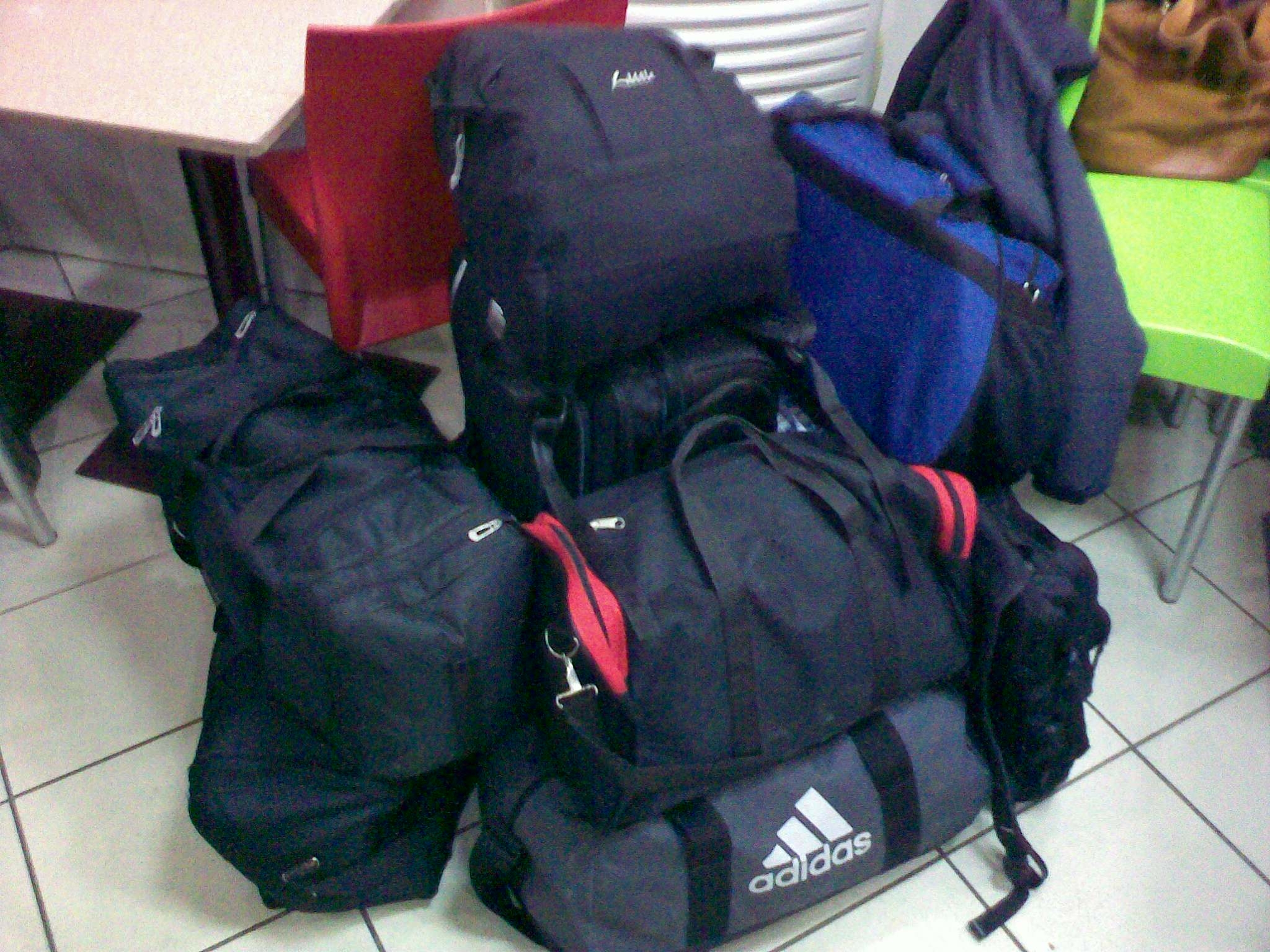 Noroc chior! Vezi cum şi-a recuperat bagajele un student uituc care şi-a lăsat valizele în stradă