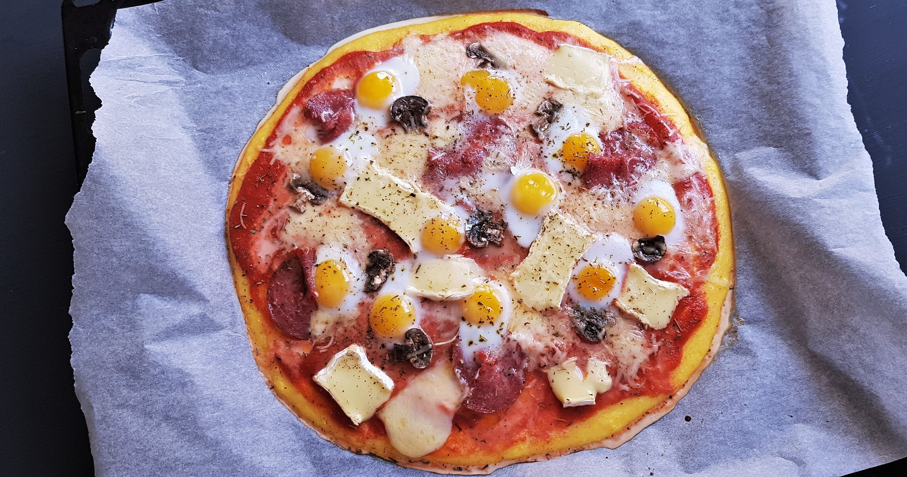 Pizza cu blat de mămăligă și ouă de prepeliță