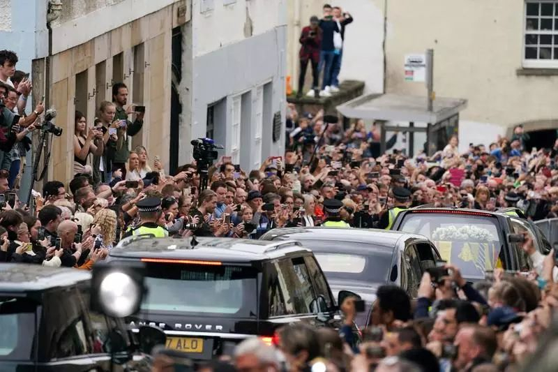Coadă de opt kilometri la sicriul reginei Elisabeta a II-a. Recepţie de proporţii istorice la Palatul Buckingham