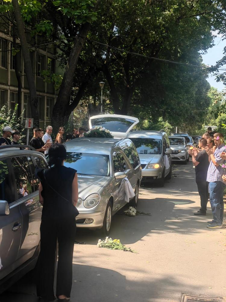 Pod de flori pentru Claudia Guguilă, directoarea adjunctă a Liceului Metalurgic (VIDEO)