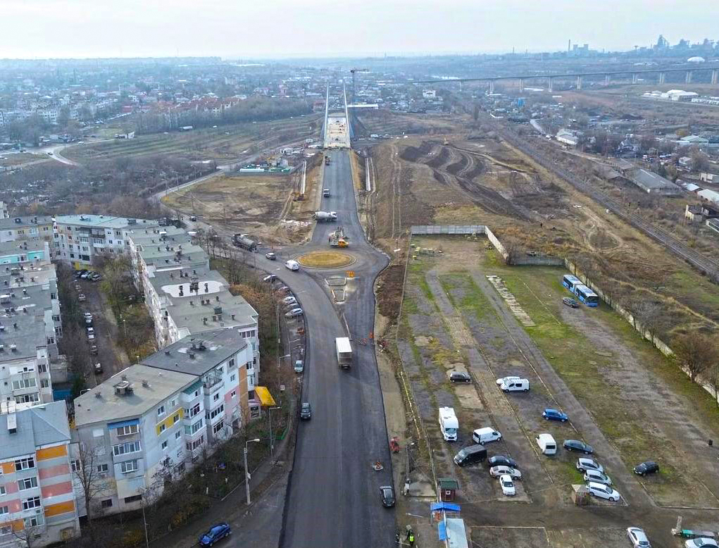 Lucrări de infrastructură rutieră pe "centura mică". Se toarnă al doilea strat de asfalt