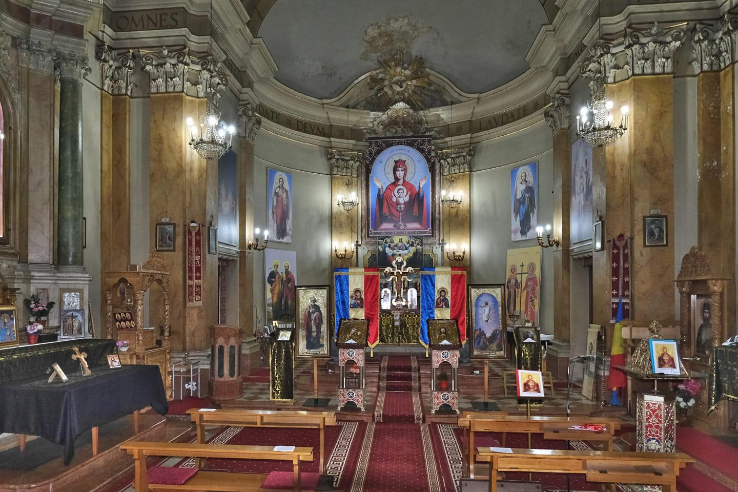 Liturghii cu uşile închise şi pomelnice transmise pe WhatsApp