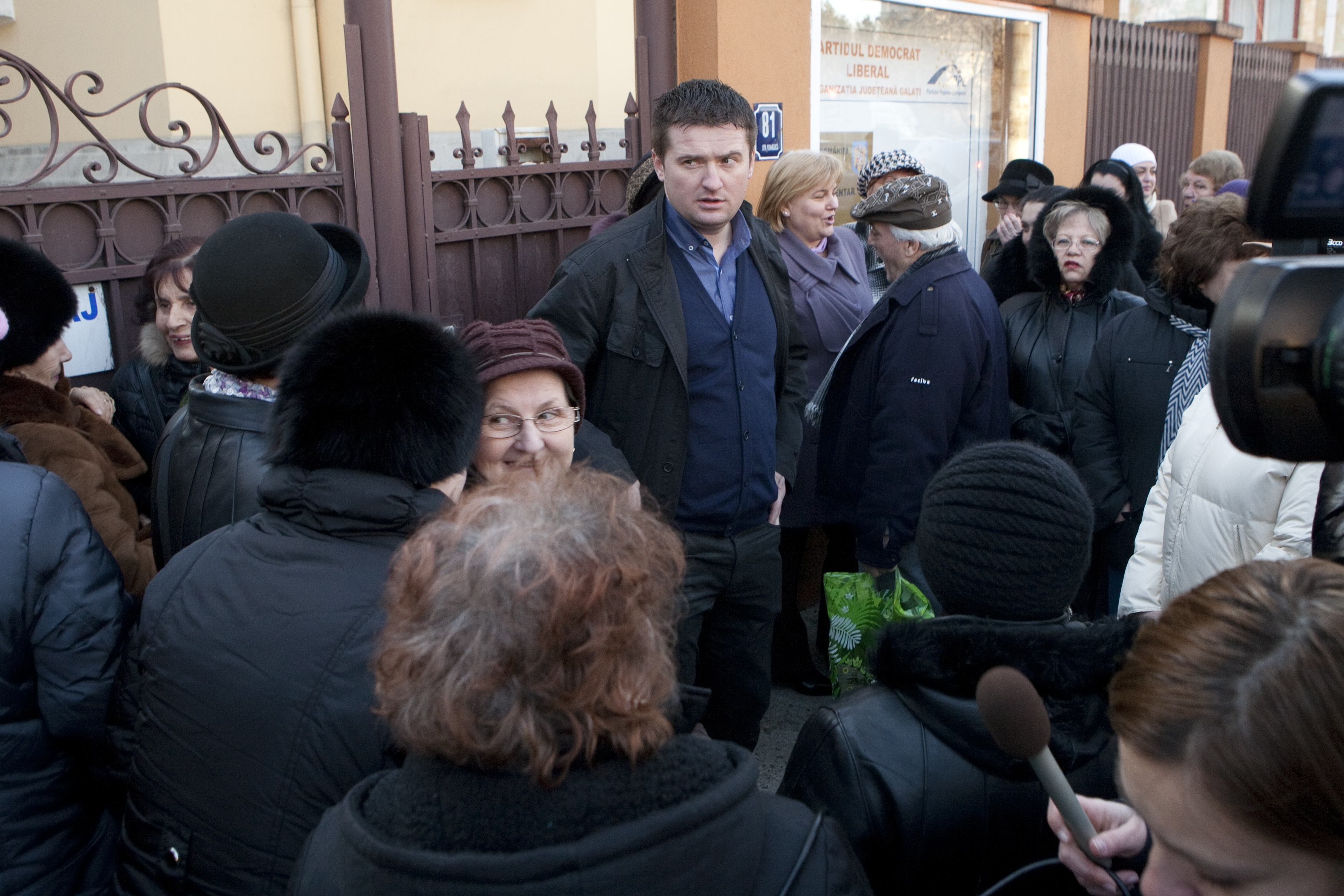 Susţinătorii Elenei Udrea au protestat în faţa sediului PDL Galaţi: Au cerut demisia lui Ciumacenco şi Resmeriţă